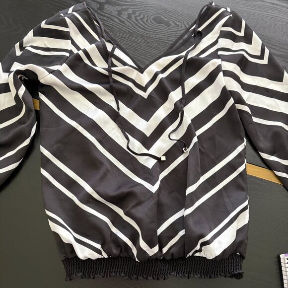 White House Black Market Pullover Blouse 3/4 Sleeves XXS Black & White EUC - Picture 3 of 7